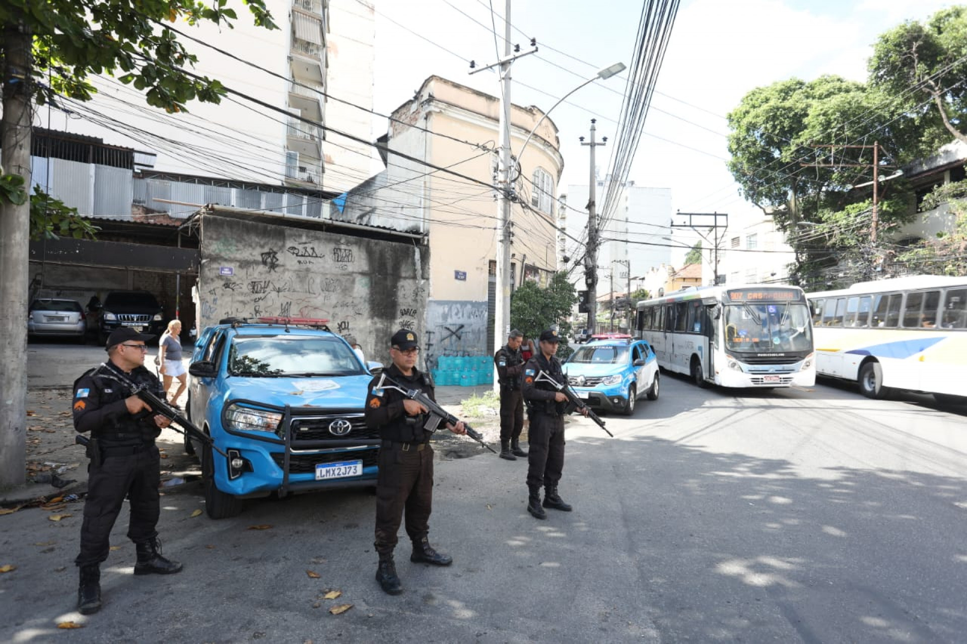 Polícia instensifica policiamento no entorno do Morro do São João, após ataques de bandidos a ônibus - Pedro Teixeira/Agência O Dia