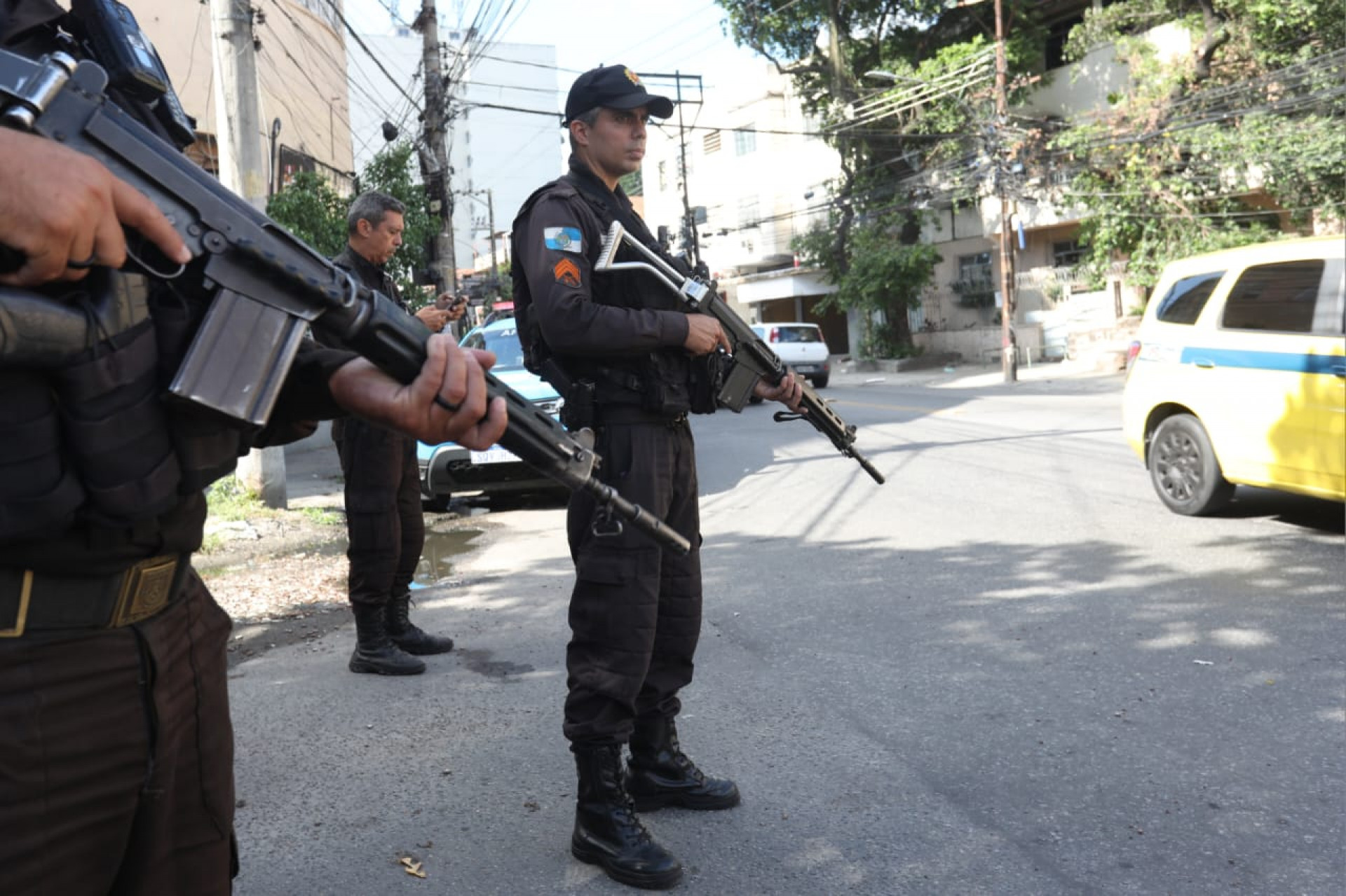 Cerco da PM está distribuído no entorno da Avenida Marechal Rondon e do Morro do São João - Pedro Teixeira/Agência O Dia