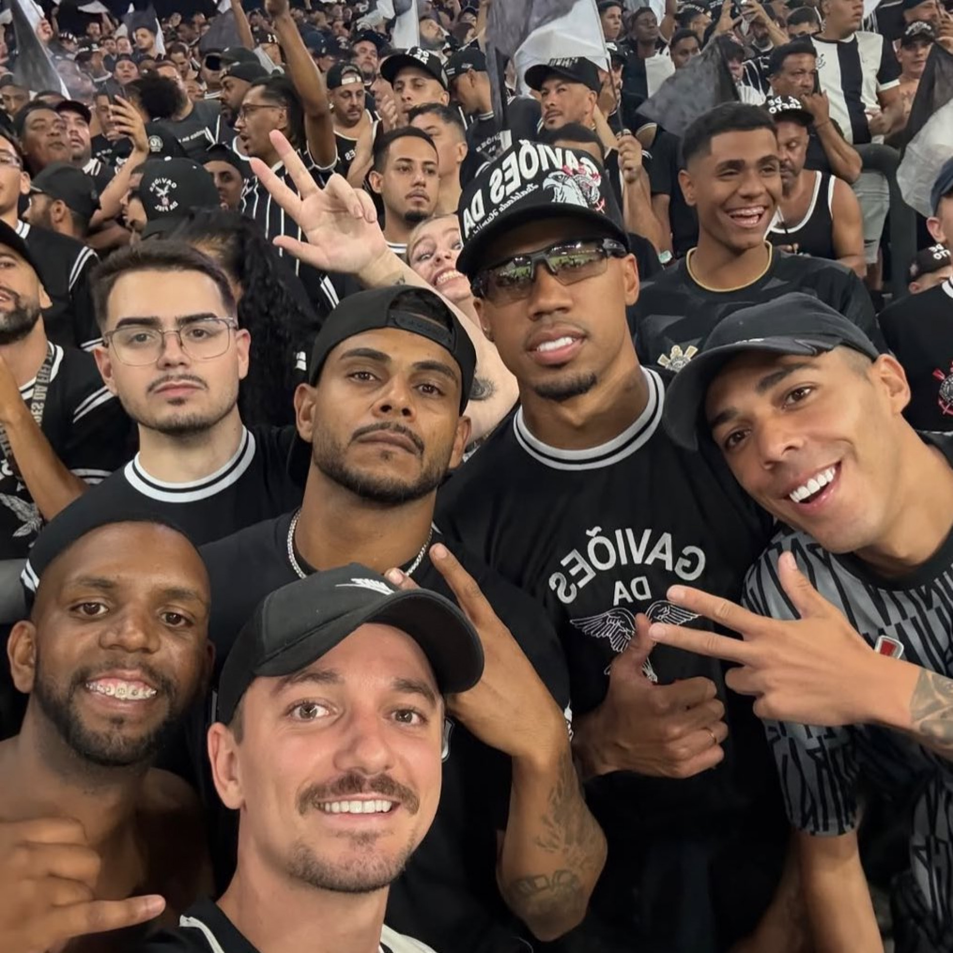 Gabriel Magalh&atilde;es (de &oacute;culos e bon&eacute;) na arquibancada da Neo Qu&iacute;mica Arena - Reprodu&ccedil;&atilde;o / Internet