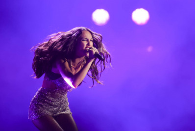Olivia Rodrigo se diverte no palco e coloca público do Lollapalooza para gritar