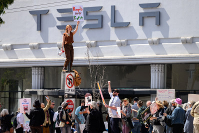Manifestantes protestam contra Elon Musk diante de concessionárias da Tesla nos EUA