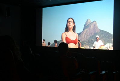 Público niteroiense acompanha estreia da temporada gratuita de Ainda Estou Aqui no Reserva Cultural