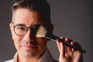 Marcelo Hicho ensina os truques para escolher e aplicar a base e ter um make perfeito 