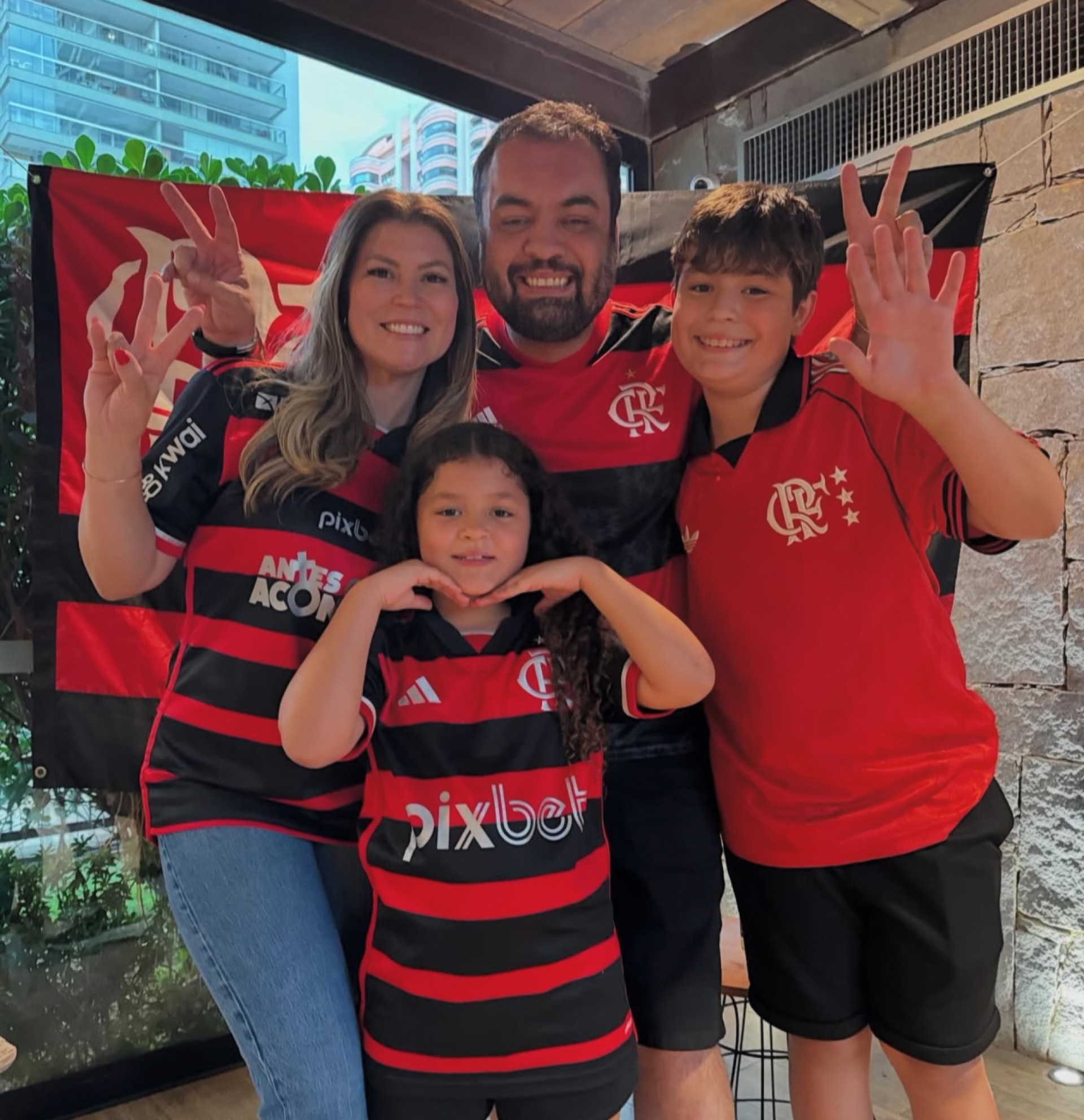 Cláudio Castro com a esposa Analine e os filhos João Pedro e Maria Eduarda