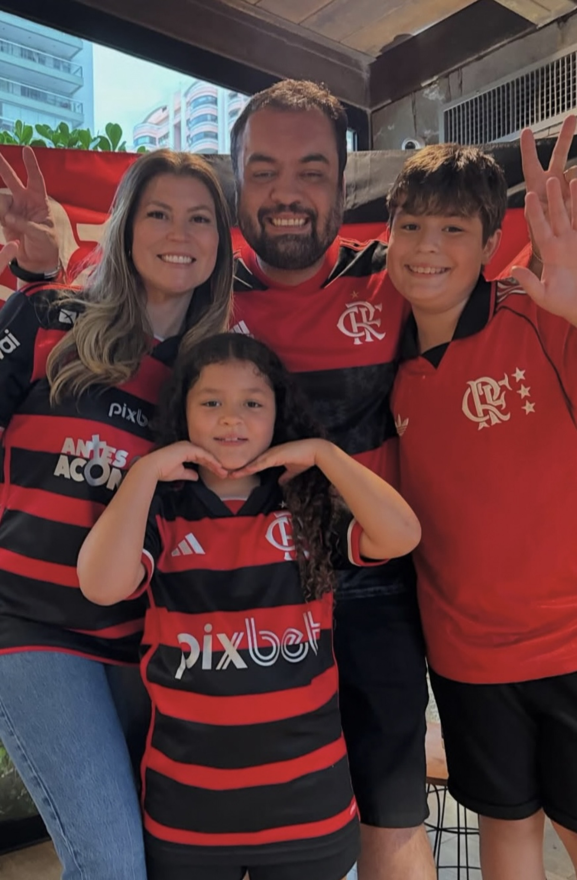 Claudio Castro com a esposa Analine e os filhos João Pedro e Maria Eduarda