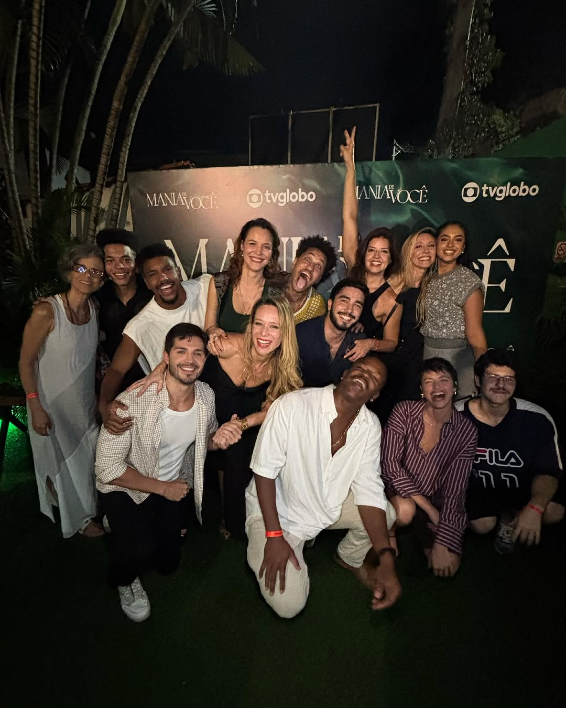 A atriz posou com os integrantes do elenco - Reprodução / Instagram