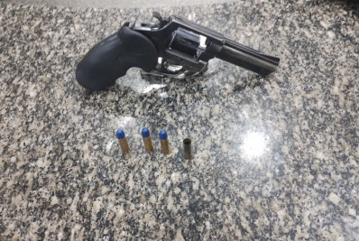 Criminosos colidem com árvore e são presos após tentativa de assalto em São Gonçalo