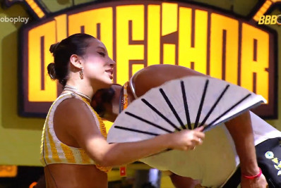 Vídeo! Maike provoca Renata e dá 'cheiro' no pescoço da sister 