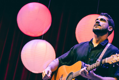 Artista de Niterói lança releitura de música do Cazuza