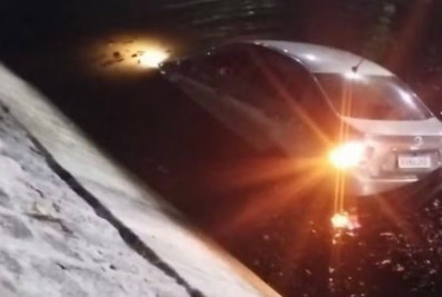 Carro despenca em canal no Leblon e deixa dois feridos 