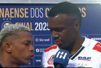 Atacante invade entrevista de jogador rival aos gritos: 'Fala que foi roubado'; veja