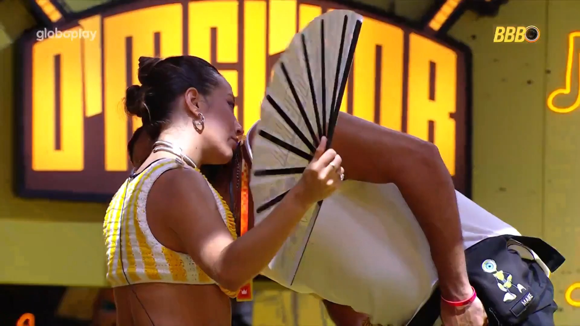 Mike se aproxima de Renata e dá cheiro no pescoço dela - Reprodução / TV Globo