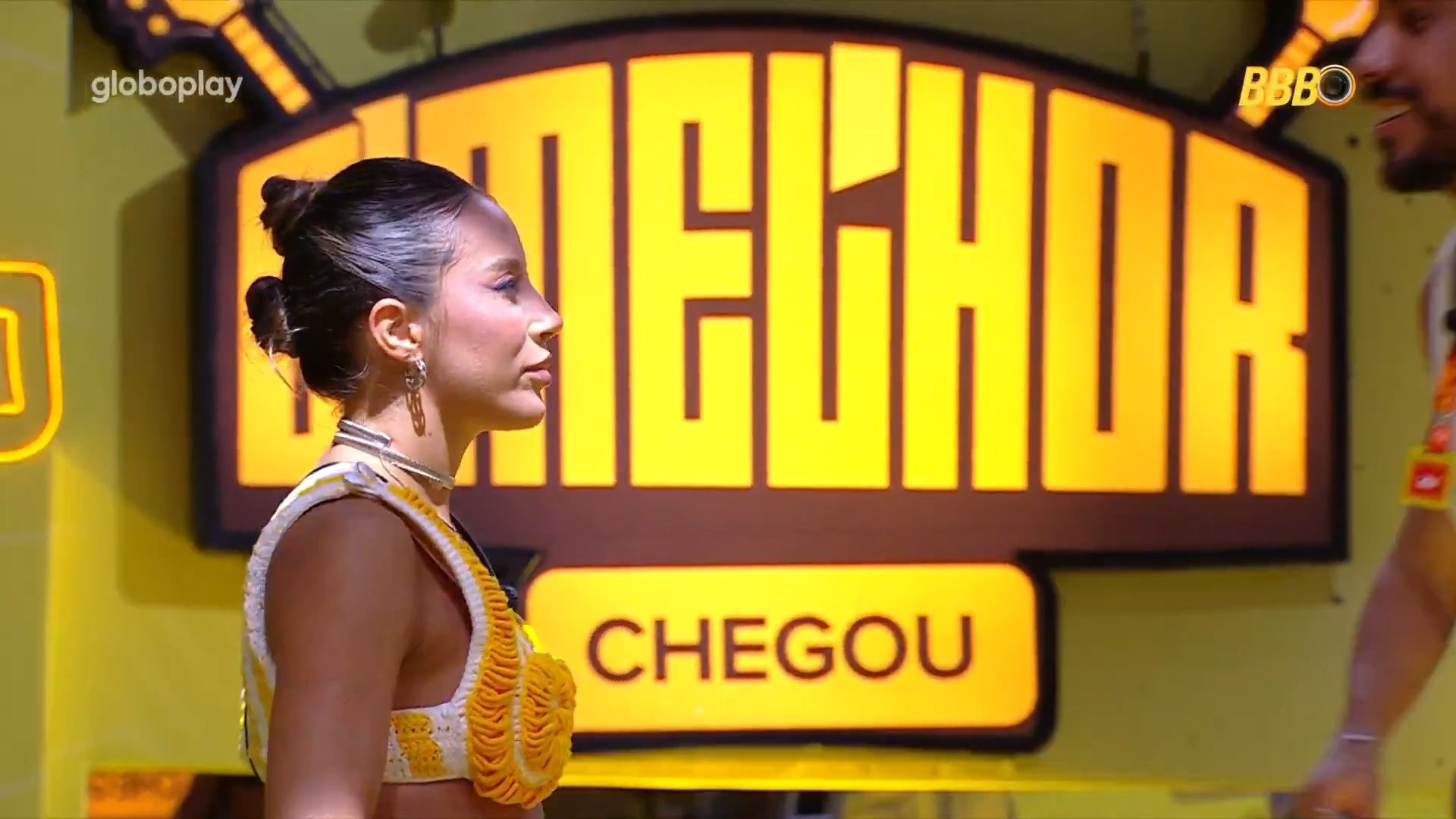 Mike se aproxima de Renata e dá cheiro no pescoço dela - Reprodução / TV Globo