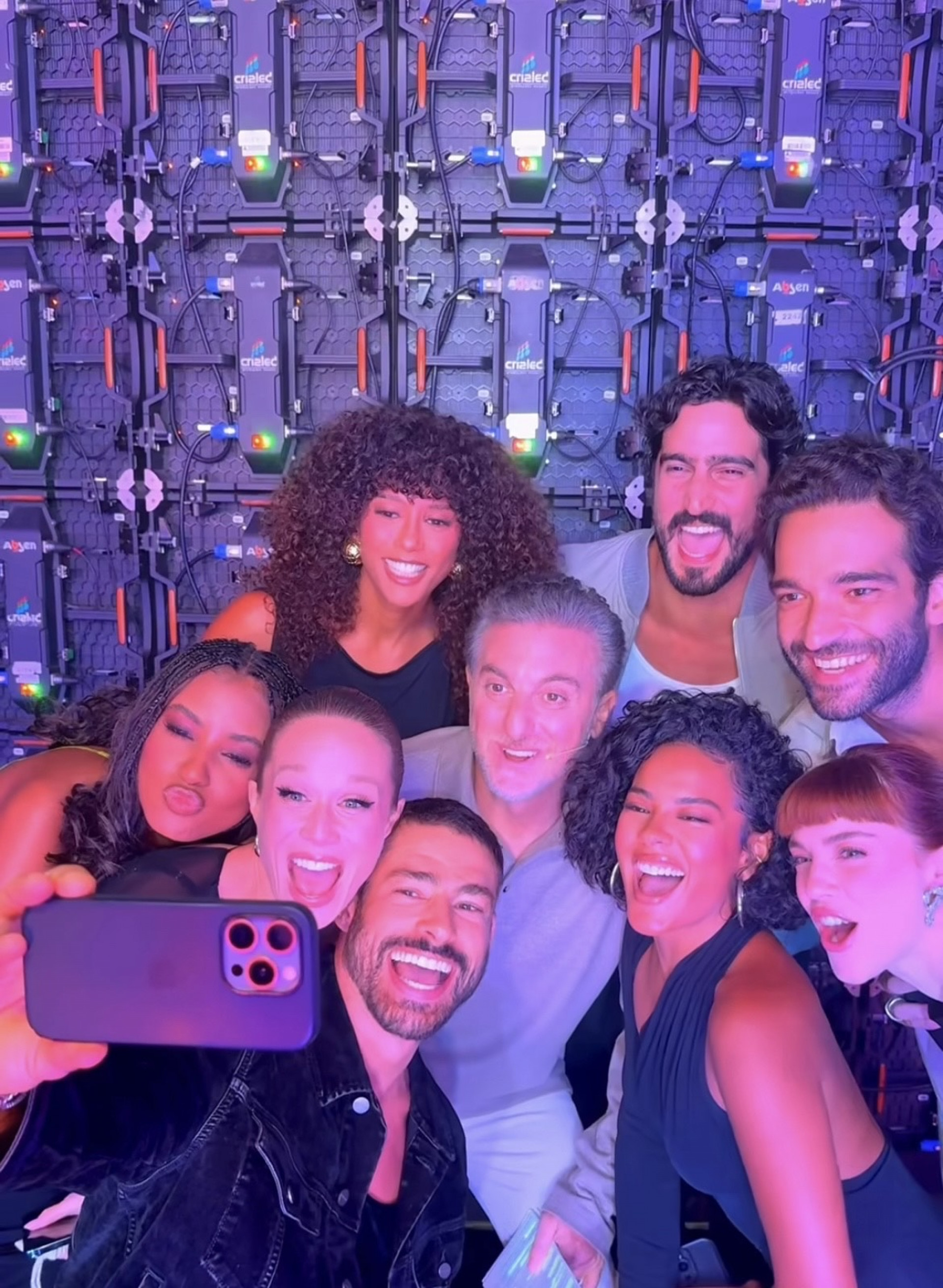 Mariana Ximenes, Gabz, Cauã Reymond, Humberto Carrão, Alice Wegmann, Bella Campos e Renato Goes posam com Luciano Huck - Reprodução / Instagram