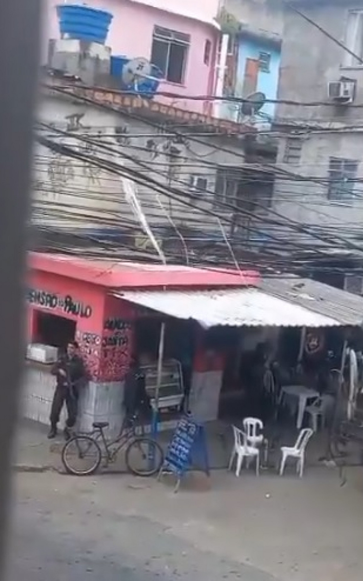 Ve&iacute;culo blindado e policiais civis foram vistos nas ruas de Manguinhos - Reprodu&ccedil;&atilde;o/Redes Sociais