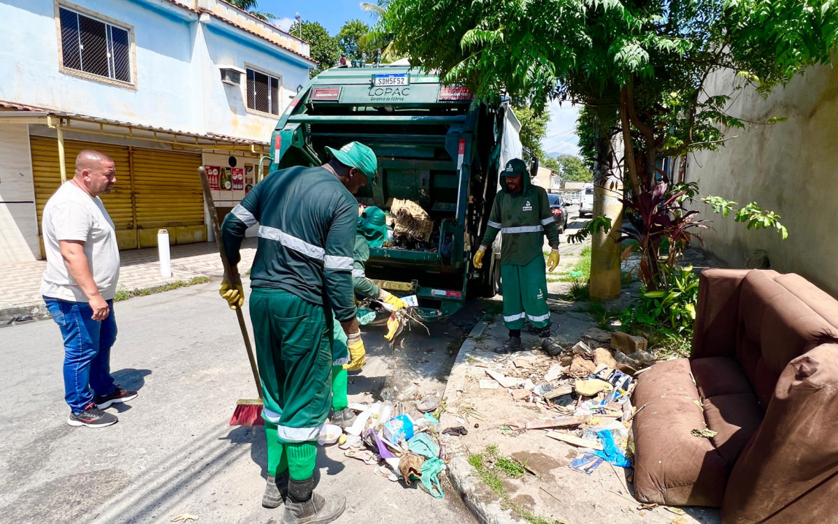 O secretário Cristiano Pontes (E) destacou os serviços de limpeza feitos em Heliópolis, Piam e Xavantes