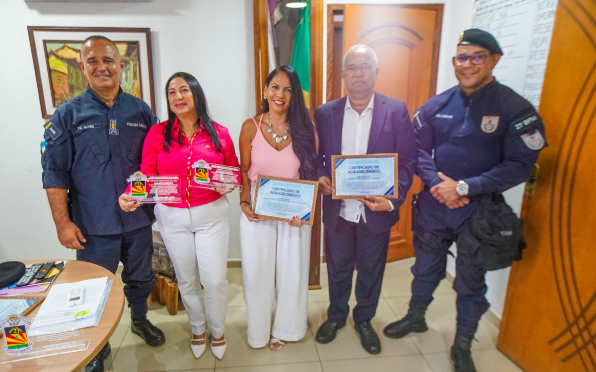 O comandante do 21º BPM, coronel Alves, a secretária de Educação, Eneila Lucas, e demais autoridades da comitiva e do batalhão
