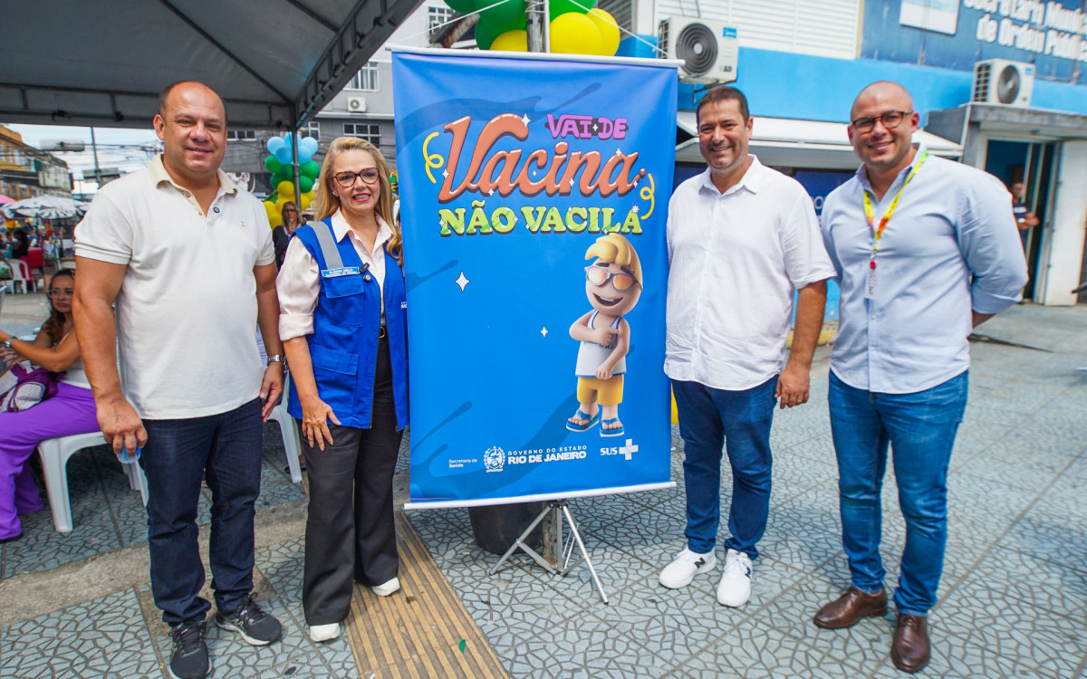 O vereador Carlos Henrique Queiroz, a secretária de Estado de Saúde, Claudia Mello, o prefeito Léo Vieira e o secretário municipal de Saúde, Dr. Carlos Neto, durante a ação de imunização