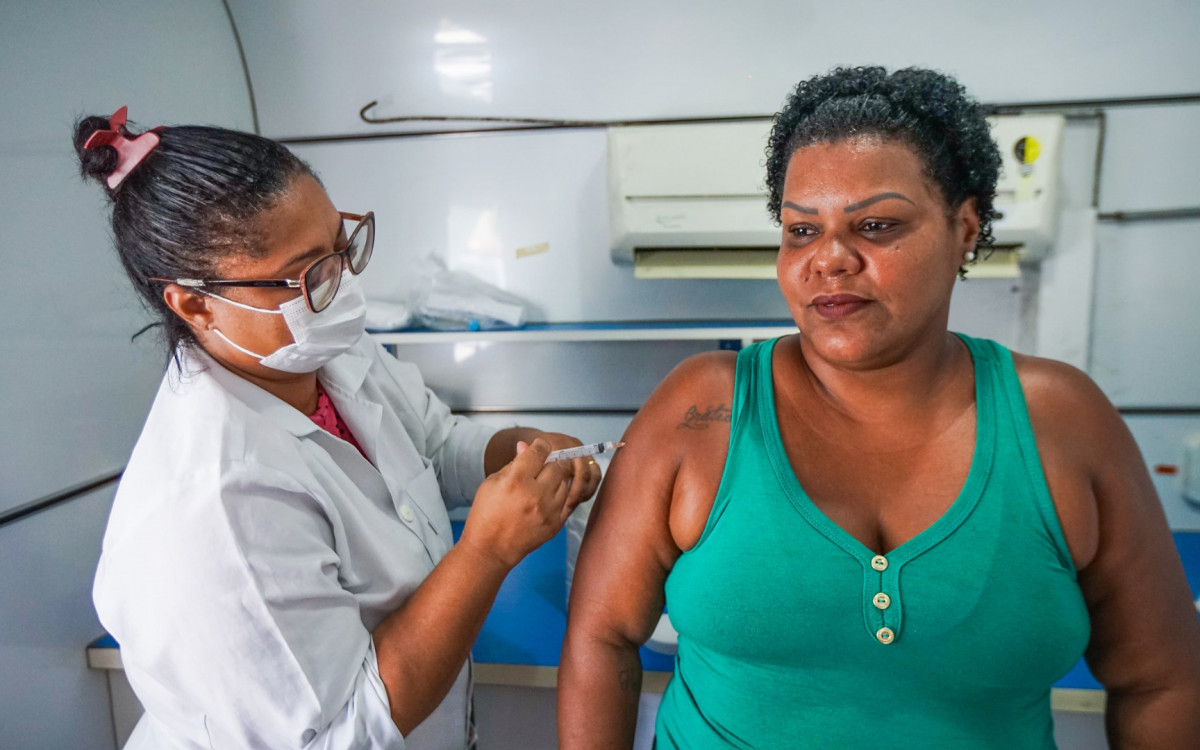 A moradora de Vila Tiradentes, Elisângela Braga, aproveitou a oportunidade e foi vacinada contra o sarampo