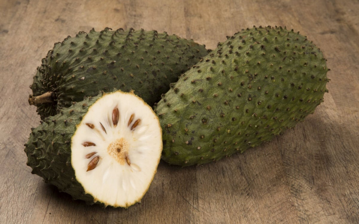 A graviola, al&eacute;m de saborosa, oferece diversos benef&iacute;cios para a sa&uacute;de (Imagem: Paulo Vilela | Shutterstock)