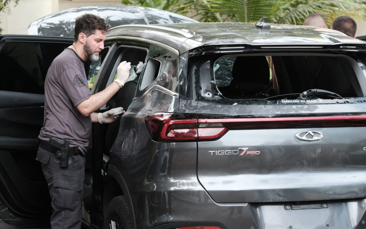 Perícia em carro que teria sido usado por bandidos na morte de agente da Core 