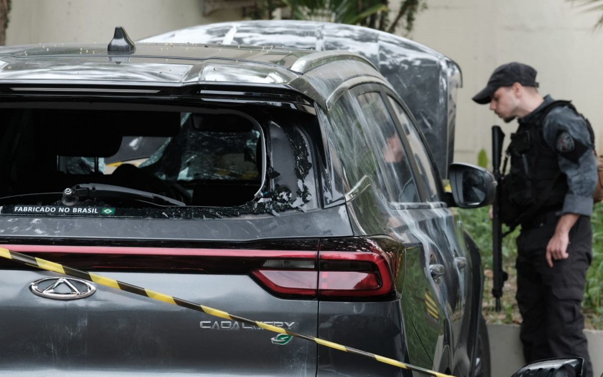 Perícia em carro que teria sido usado por bandidos na morte de agente da Core 