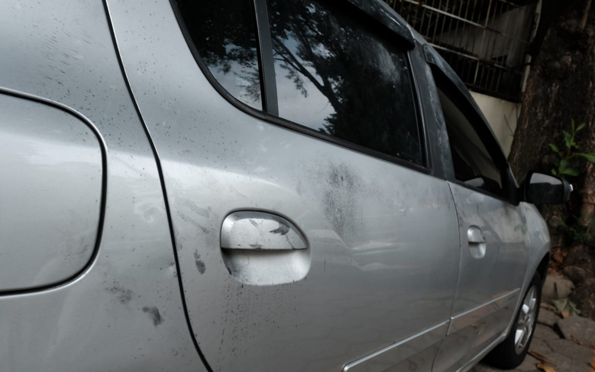 Um Renault Sandero prata, carro do agente da Core, também estava estacionado ontem em frente à Delegacia de Homicídios da Capital 