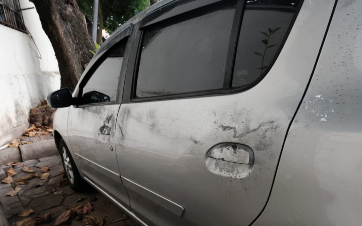 Carro do agente da Core João Pedro baleado na Zona Oeste