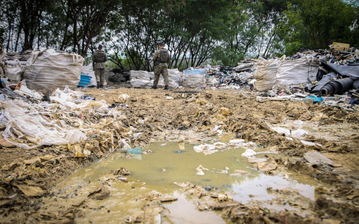 Lixo era despejado irregularmente em aterro sanitário clandestino no Jardim Gramacho