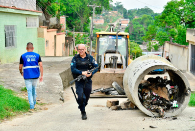Prefeitura de Belford Roxo retira barricadas do tráfico no Morro da Caixa D´Água e Vila Pauline