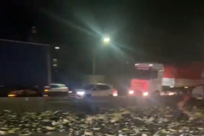 Acidente deixa carga na pista e interdita Via Dutra na altura de Resende