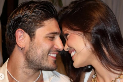 Daniel Rocha encontra bilhete antigo escrito por Vitória Strada: 'Pensando em você'