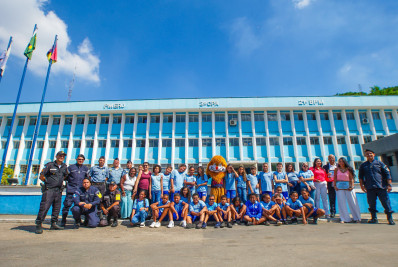 Projeto Minha Escola Azul aproxima alunos de Meriti e força policial