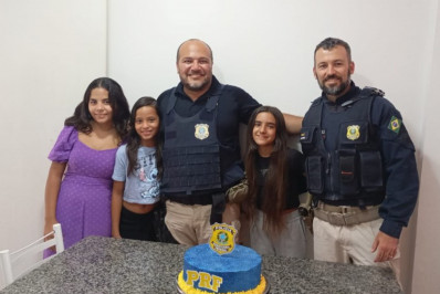 Equipe da PRF faz surpresa em festa de aniversário de menina em Petrópolis