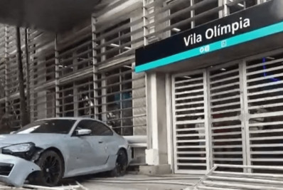 Motorista de BMW perde o controle e invade estação de trem em SP
