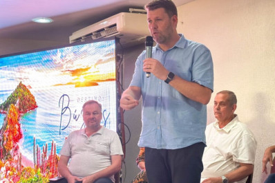 Secretário estadual de Turismo, Gustavo Tutuca, entrega carteiras do artesão em Búzios 