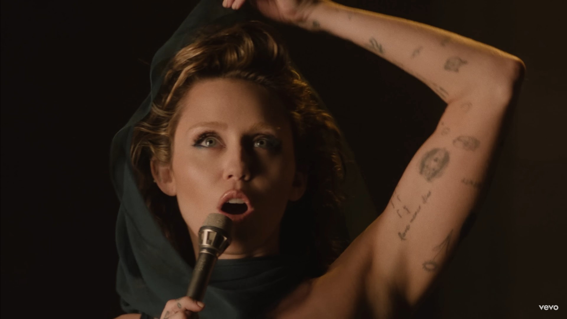 Miley Cyrus lança música 'Somethig Beautiful' - Reprodução / YouTube