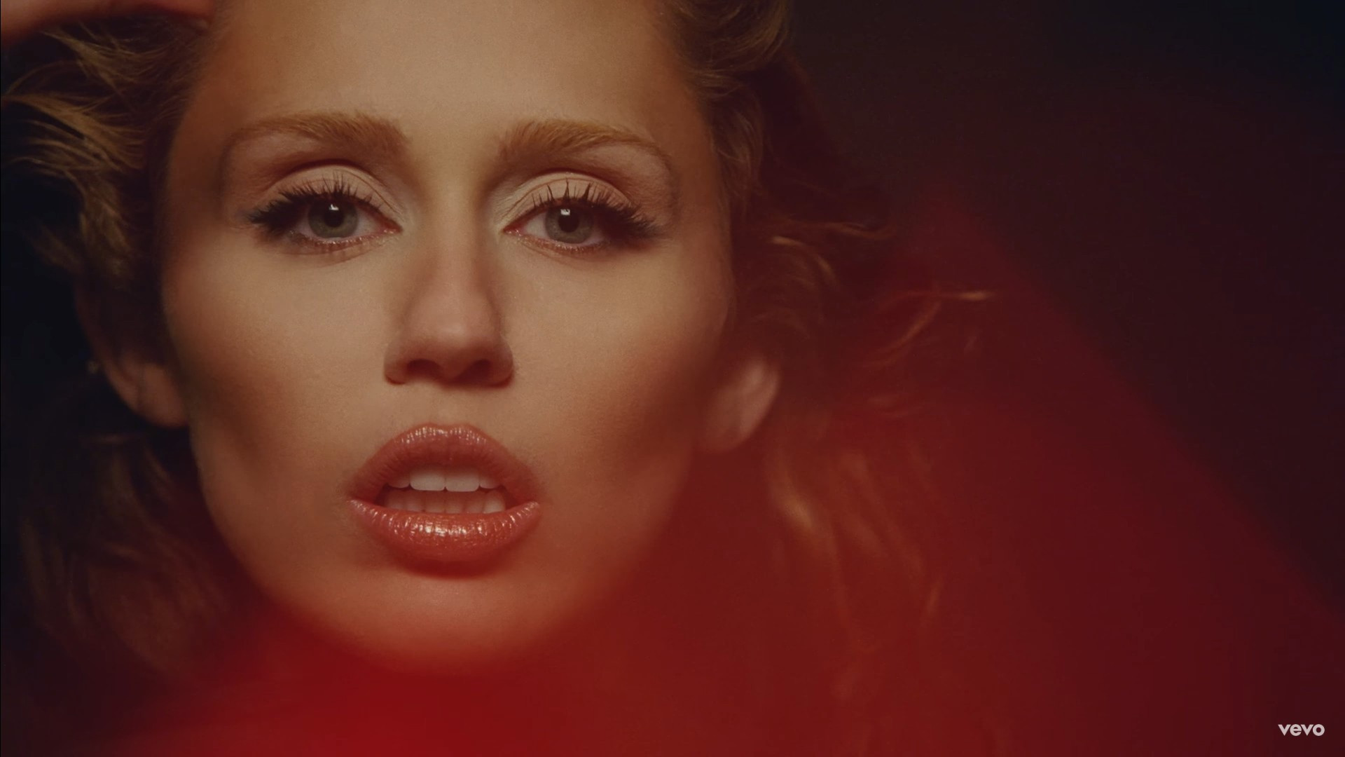 Miley Cyrus lança música 'Somethig Beautiful' - Reprodução / YouTube