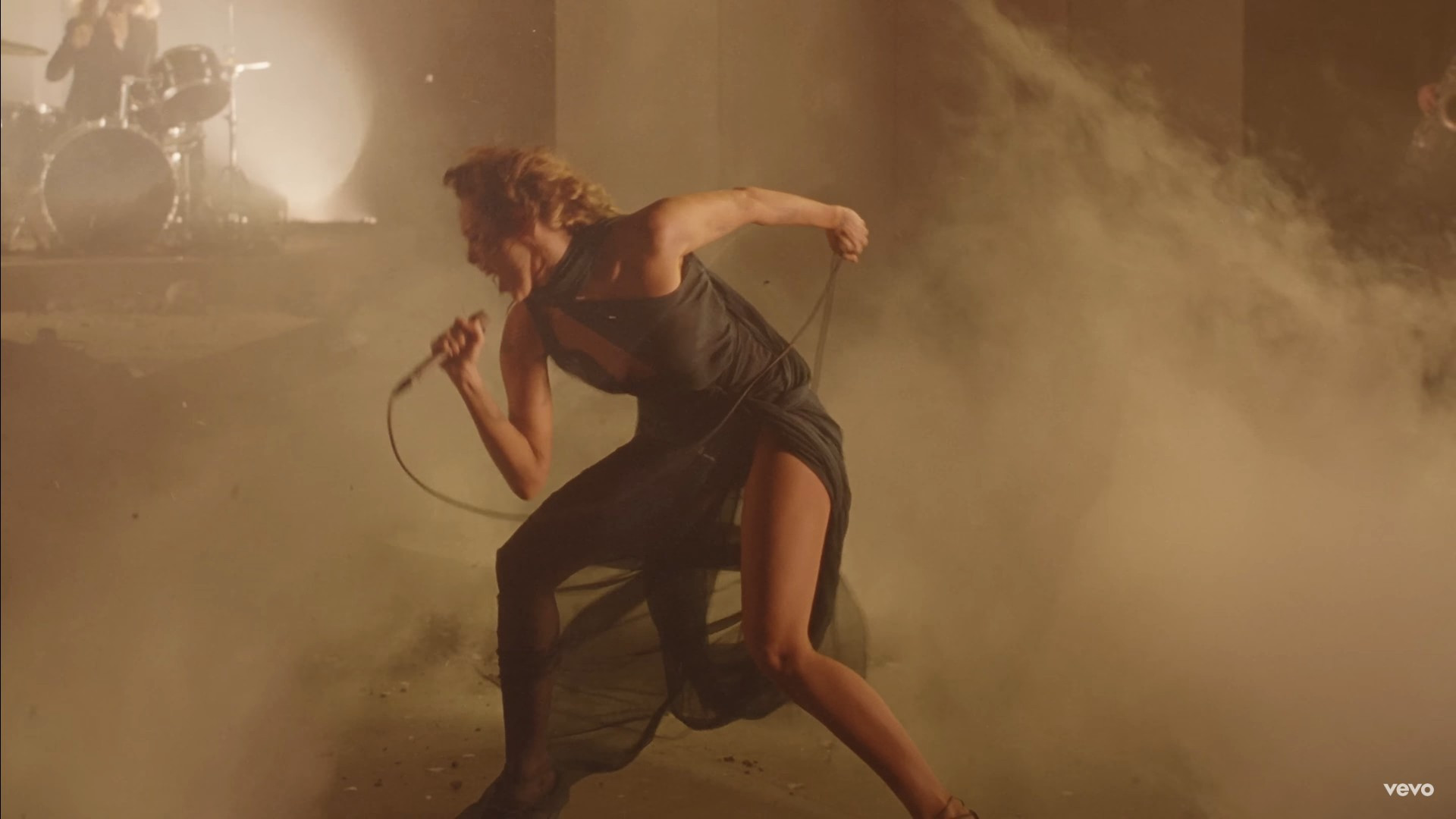 Miley Cyrus lança música 'Somethig Beautiful' - Reprodução / YouTube