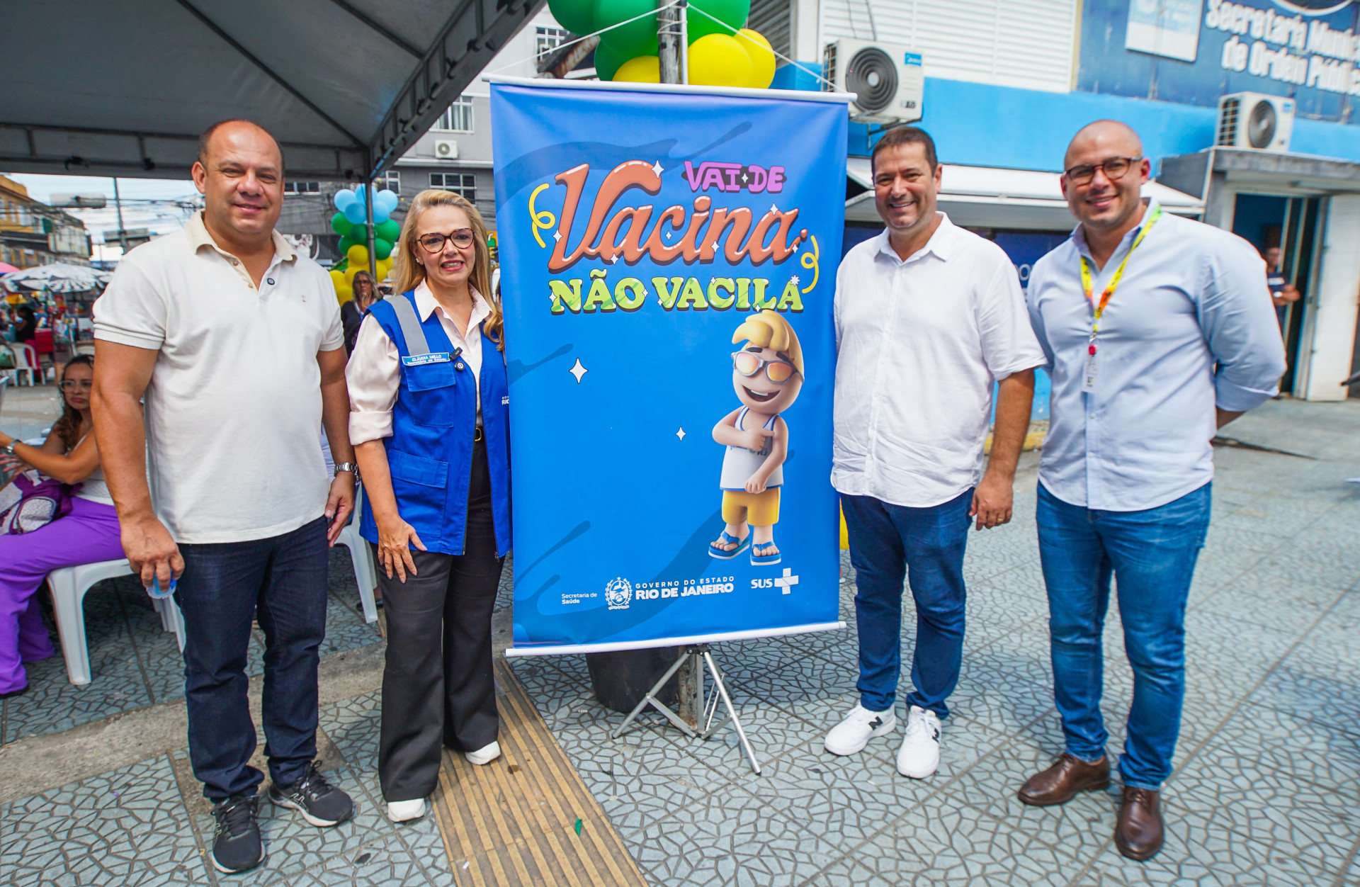 O vereador Carlos Henrique Queiroz, a secret&aacute;ria de Estado de Sa&uacute;de, Claudia Mello, o prefeito L&eacute;o Vieira e o secret&aacute;rio municipal de Sa&uacute;de, Dr. Carlos Neto, durante a a&ccedil;&atilde;o de imuniza&ccedil;&atilde;o - Gilberto Rocha