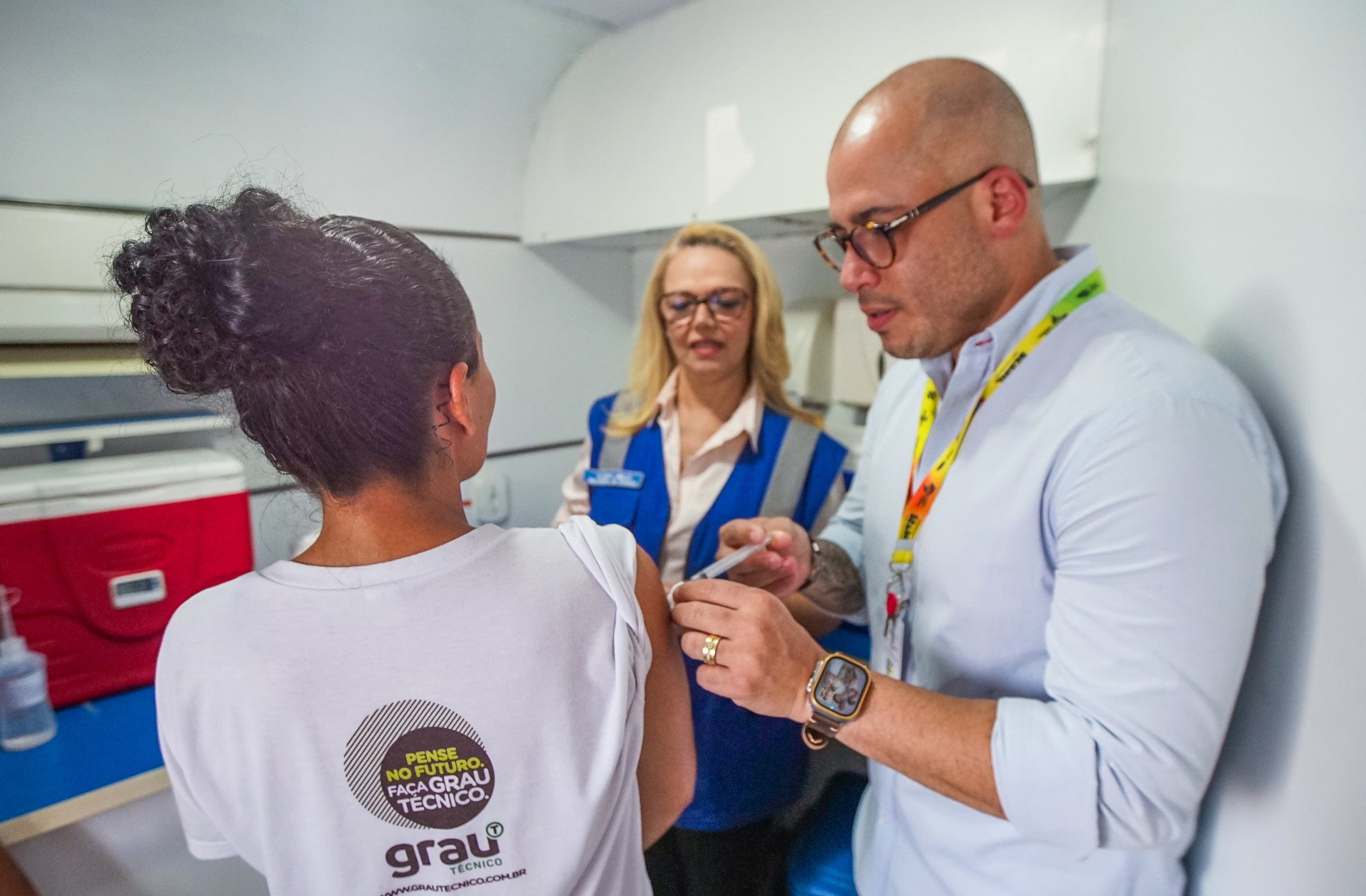 O secret&aacute;rio Dr. Carlos Neto (dir) ressaltou que as vacinas tamb&eacute;m est&atilde;o dispon&iacute;veis nas unidades de sa&uacute;de do munic&iacute;pio - Gilberto Rocha