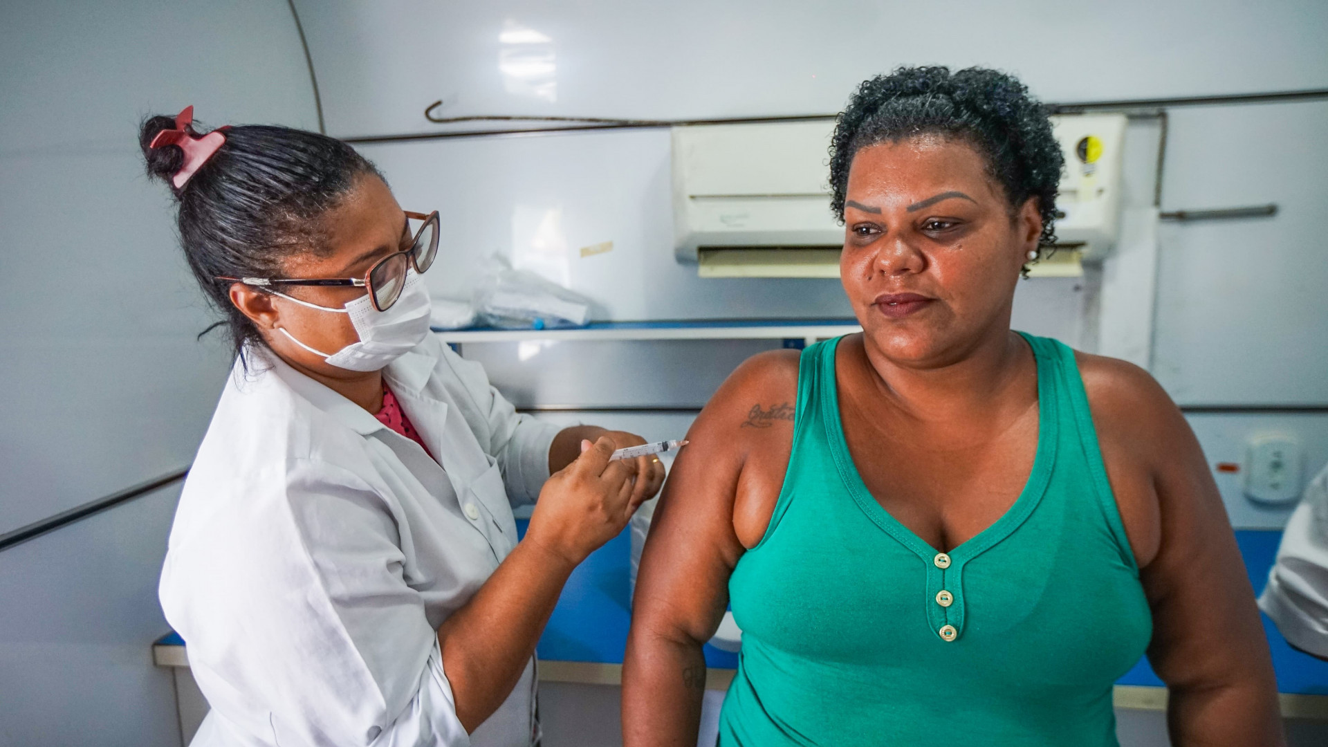 A moradora de Vila Tiradentes, Elis&acirc;ngela Braga, aproveitou a oportunidade e foi vacinada contra o sarampo - Gilberto Rocha