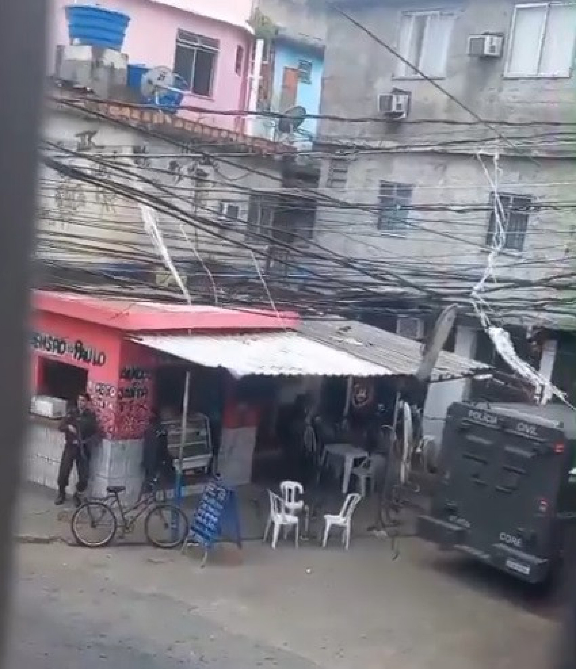 Veículo blindado e policiais civis foram vistos nas ruas de Manguinhos