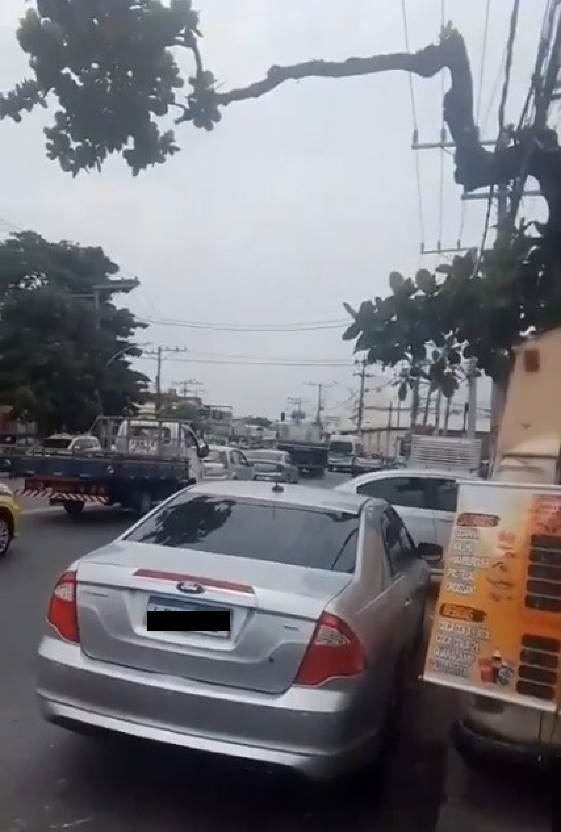 Veículos ficaram parados na Avenida dos Democráticos em meio a tiroteio em Manguinhos