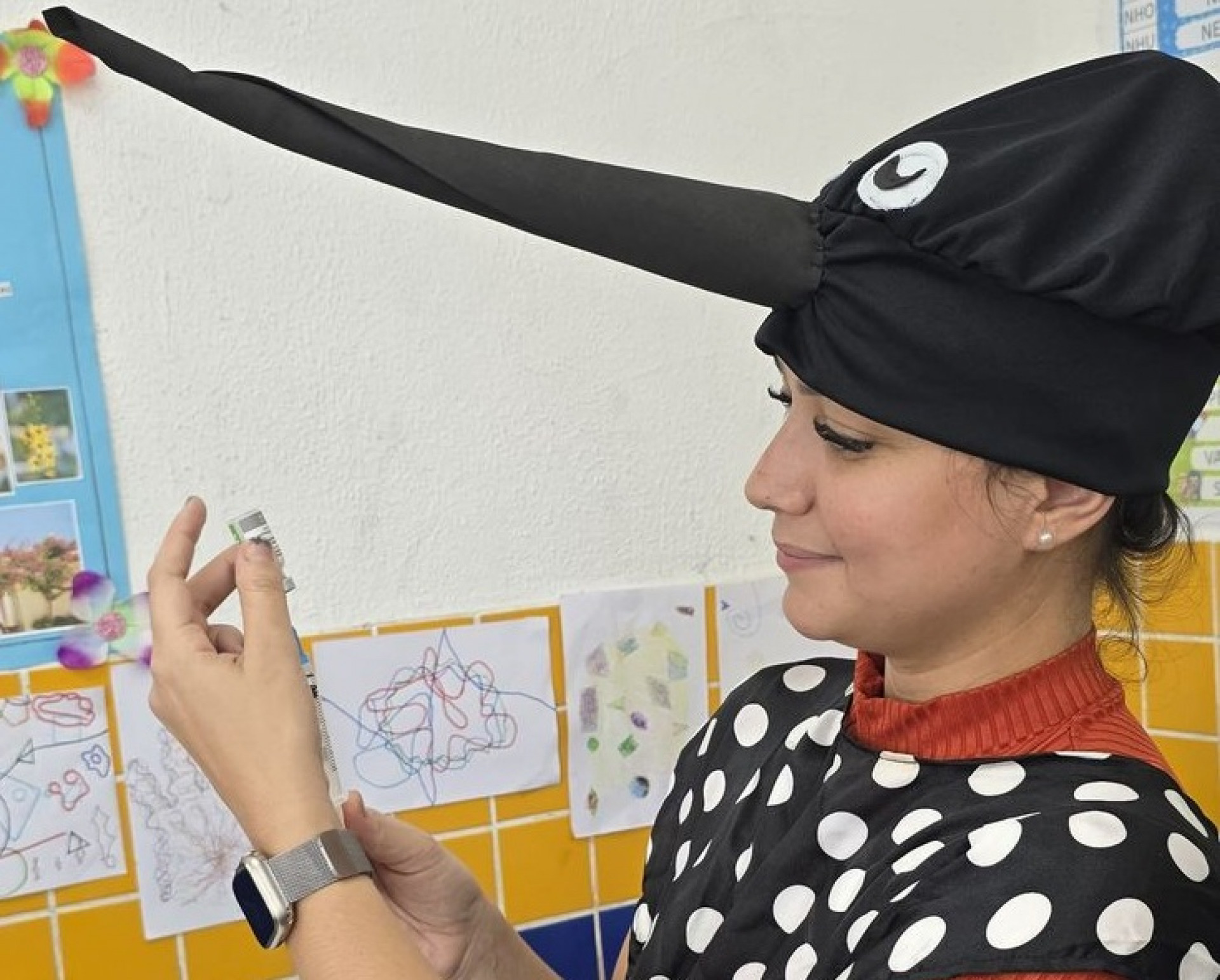 A enfermeira Rafaella Oliveira esteve na Escola Municipal Santos Dumont vestida de mosquito da dengue, ela orientou as crianças sobre os cuidados e ações preventivas - Divulgação / PMJ