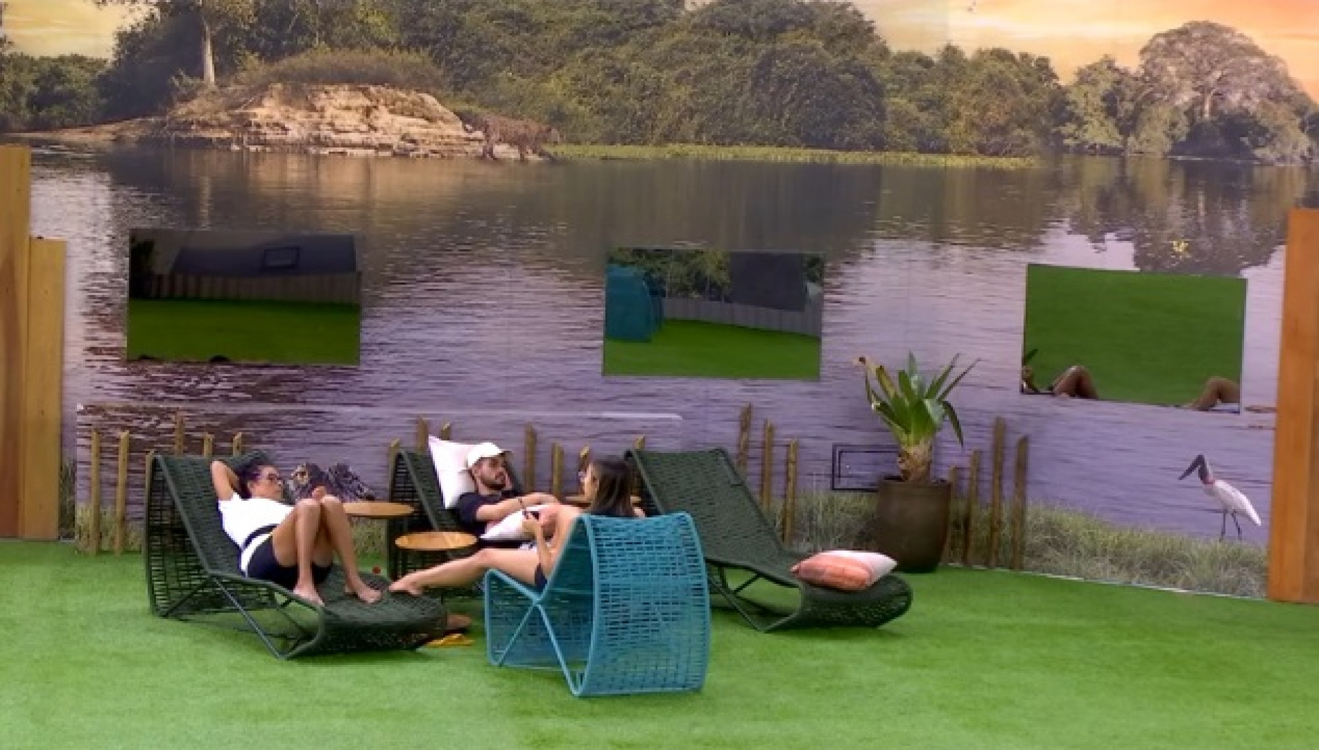 Renata e João Gabriel conversaram na área externa da casa - Reprodução de Vídeo