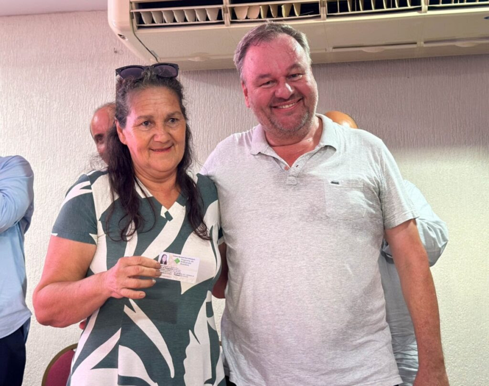 Thomas Weber entrega carteira a artesã  - Ascom 