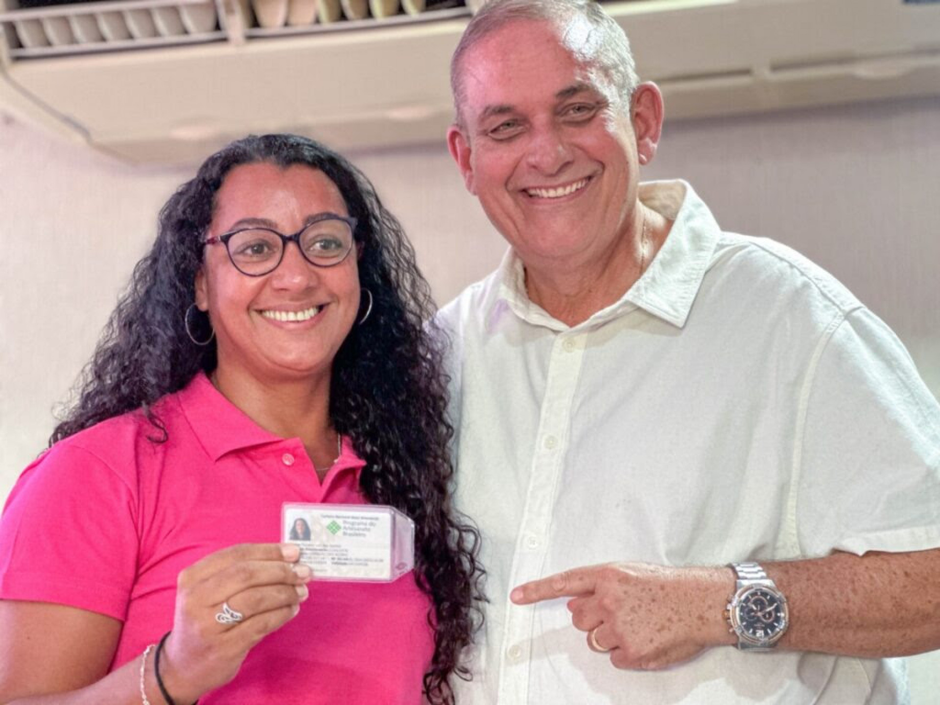 Marcos Valério entrega carteira a artesã  - Ascom 