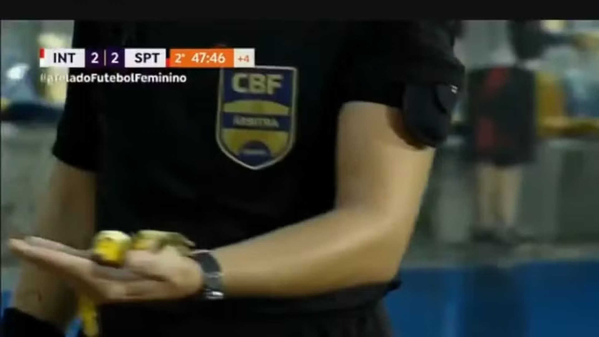 Banana foi atirada no banco de reservas do Sport em jogo contra o Internacional - Reprodu&ccedil;&atilde;o