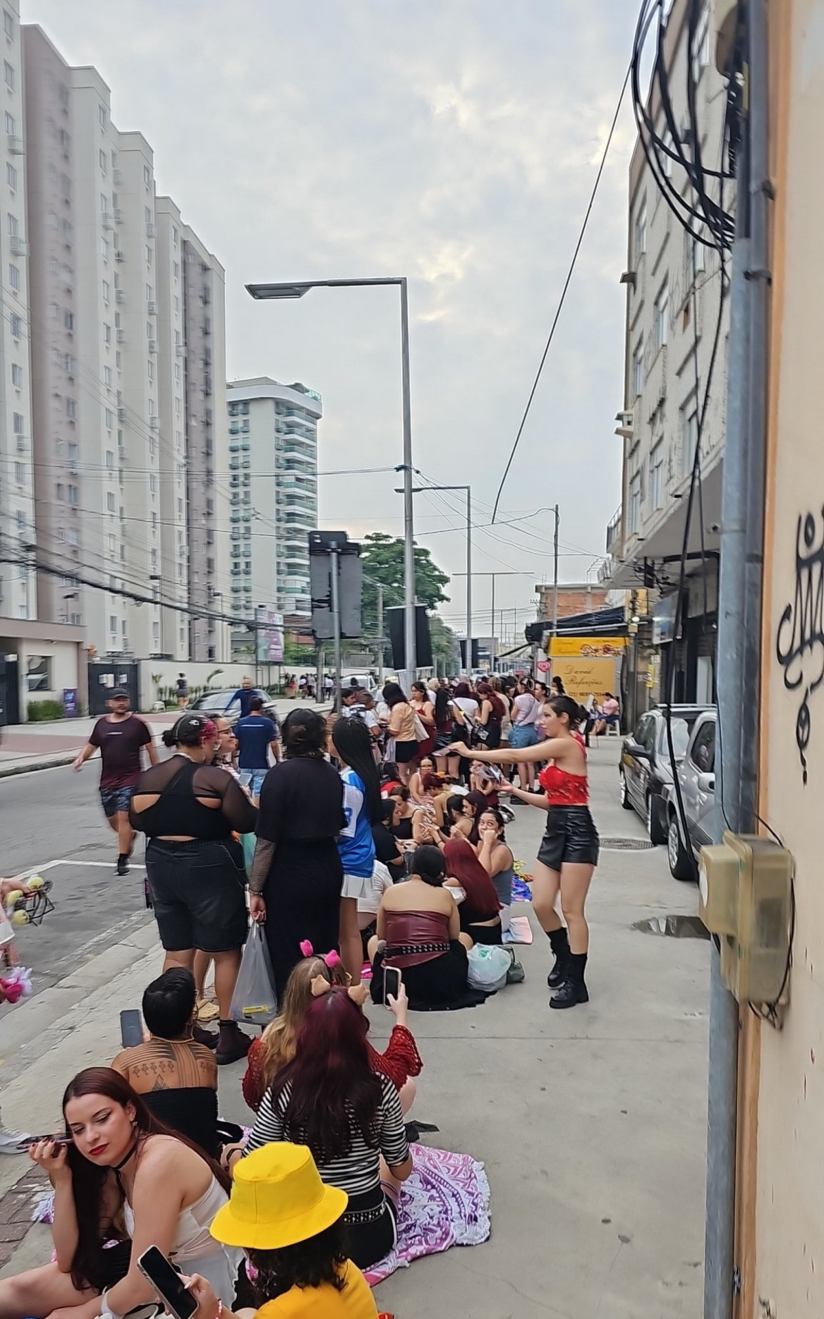 Fãs formam fila nos arredores do Engenhão para o show do Stray Kids - Reprodução/X